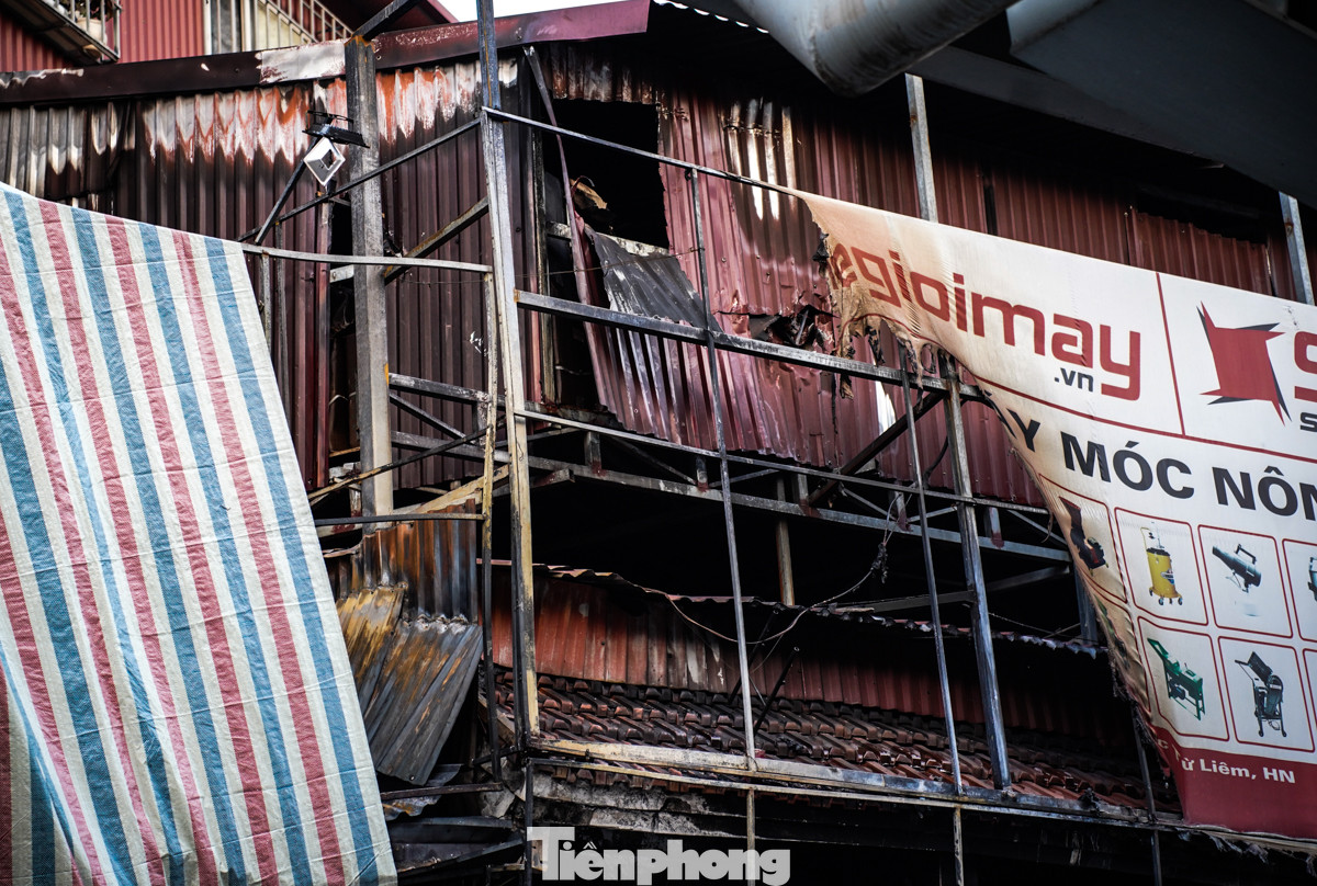 Bên trong quán hát, đồ đạc đều bị thiêu rụi. Xưởng cơ khí kế bên ở số 256 cũng bị lửa phá hủy các thiết bị.