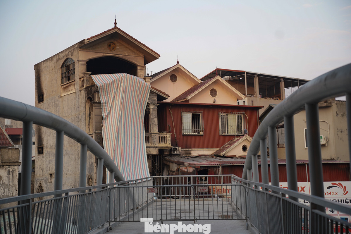 Giám đốc Công an Thành phố tiếp tục chỉ đạo Cơ quan Cảnh sát điều tra Công an thành phố nhanh chóng điều tra, làm rõ nguyên nhân, động cơ, mục đích gây án của đối tượng để xử lý nghiêm theo quy định và xác minh, làm rõ danh tính các nạn nhân. Đồng thời, chỉ đạo các đơn vị liên quan, Công an quận Bắc Từ Liêm phối hợp các Sở, ban, ngành Thành phố tổ chức thăm hỏi, động viên, hỗ trợ gia đình các nạn nhân và khẩn trương khắc phục hậu quả vụ cháy.