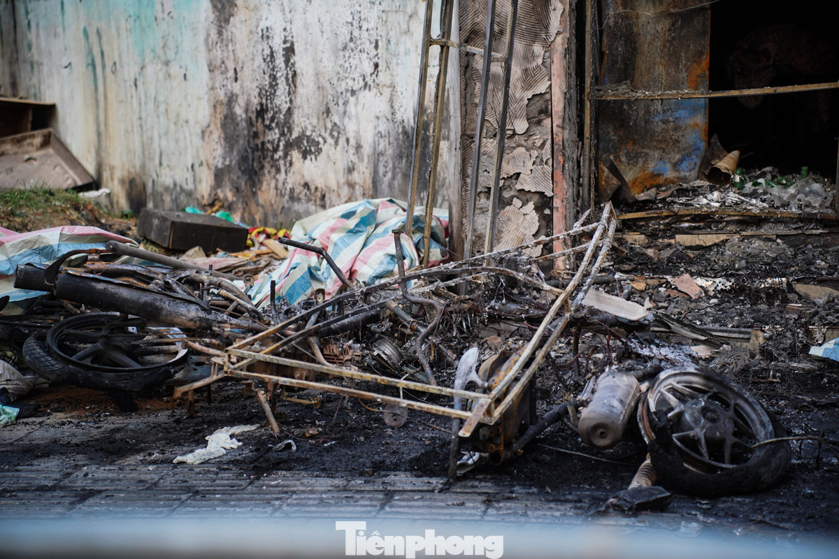 Ít nhất 5 xe máy của khách và nhân viên tới quán hát bị thiêu rụi.