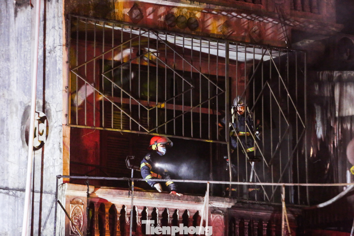 Sau khoảng 10 phút lửa bùng lên, Cơ quan công an huy động hơn 10 xe chữa cháy cùng hàng chục chiến sĩ tới hiện trường. 0h10 ngày 19/12, hỏa hoạn được dập tắt, nhưng khói vẫn tỏa ra. Cảnh sát đeo mặt nạ chống độc tiếp cận trong nhà theo hai hướng, mặt tiền và cầu thang bộ.