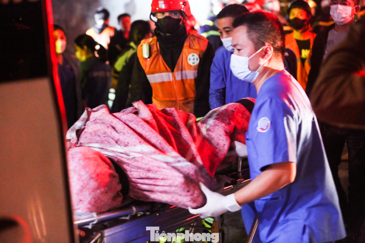 Sau khoảng 45 phút, nhiều thi thể lần lượt được quấn chăn kín, đưa lên xe cứu thương chở đến Bệnh viện 198 và Bệnh viện E cách đó 2 km. Theo thông tin từ Công an Hà Nội, lực lượng chức năng đã hỗ trợ, đưa 7 người ra ngoài (5 người sức khỏe ổn định, 2 người đang cấp cứu) và phát hiện 11 người tử vong.