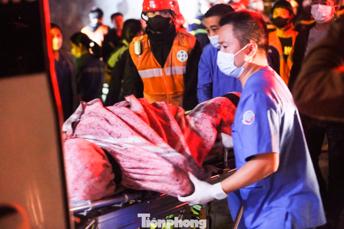 Sau khoảng 45 phút, nhiều thi thể lần lượt được quấn chăn kín, đưa lên xe cứu thương chở đến Bệnh viện 198 và Bệnh viện E cách đó 2 km. Theo thông tin từ Công an Hà Nội, lực lượng chức năng đã hỗ trợ, đưa 7 người ra ngoài (5 người sức khỏe ổn định, 2 người đang cấp cứu) và phát hiện 11 người tử vong.