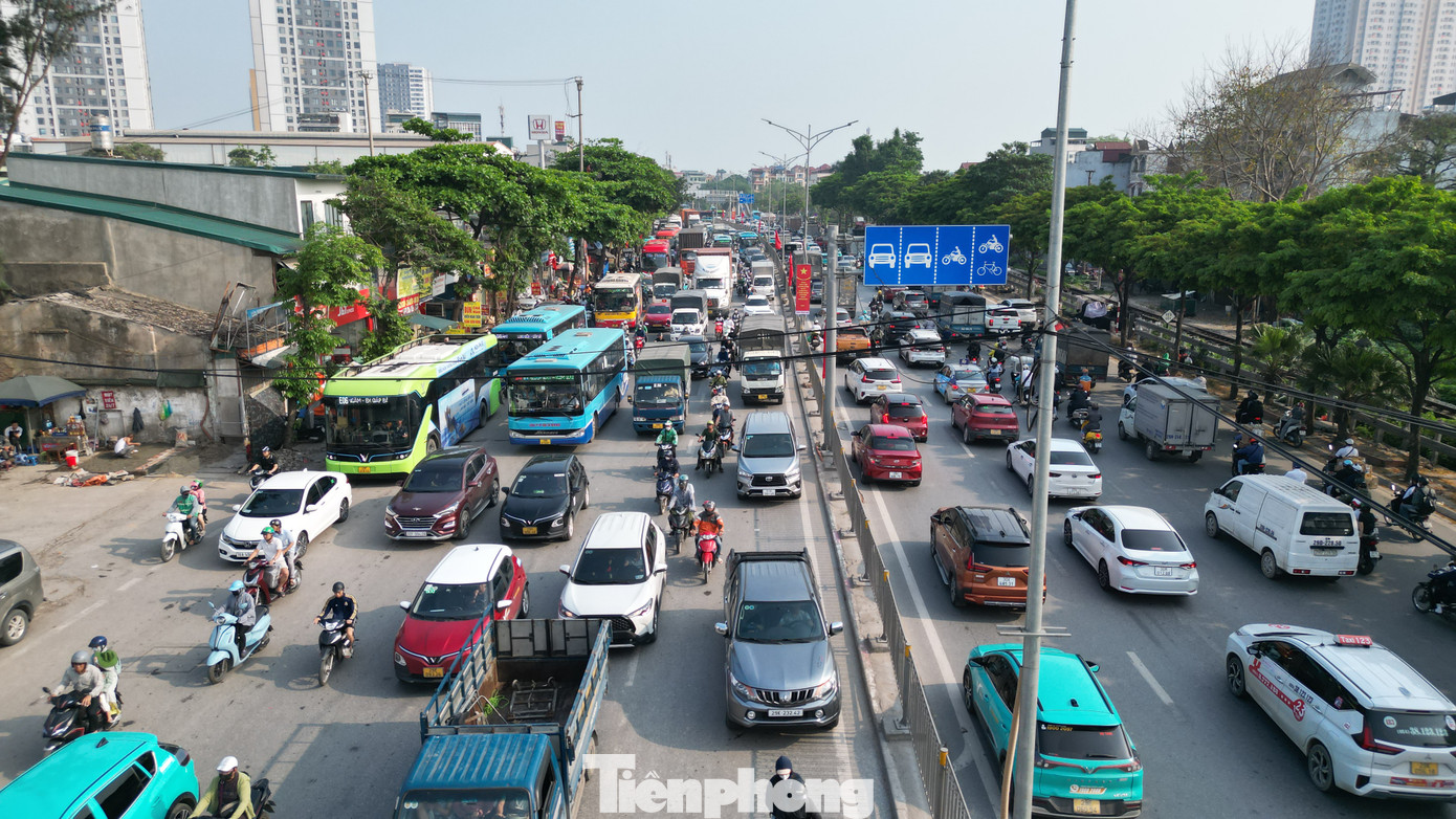 Hàng xe nối dài tại bến xe Nước Ngầm lúc 16h, dù chưa kết thúc ngày làm việc cuối cùng.