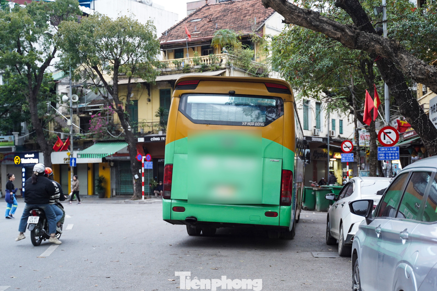 Trao đổi với PV báo Tiền Phong sáng 7/3, Thiếu tá Nguyễn Mạnh Hùng - Phó Đội trưởng Đội CSGT đường bộ số 1 (Phòng CSGT Công an TP Hà Nội) cho biết: "Những ngày qua, đơn vị vẫn đang tăng cường tuyên truyền, hướng dẫn các nhà xe, do nhiều tài xế chưa kịp nắm rõ quy định, dẫn đến tình trạng vẫn còn xe trên 16 chỗ đi vào phố cổ, Hồ Gươm trong khung giờ cấm".