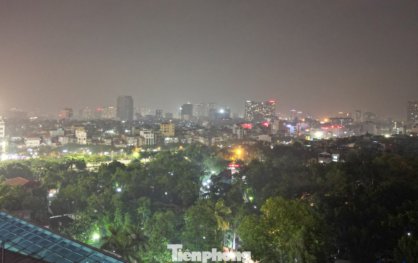 Các toà nhà cao tầng ẩn hiện trong lớp sương mờ.