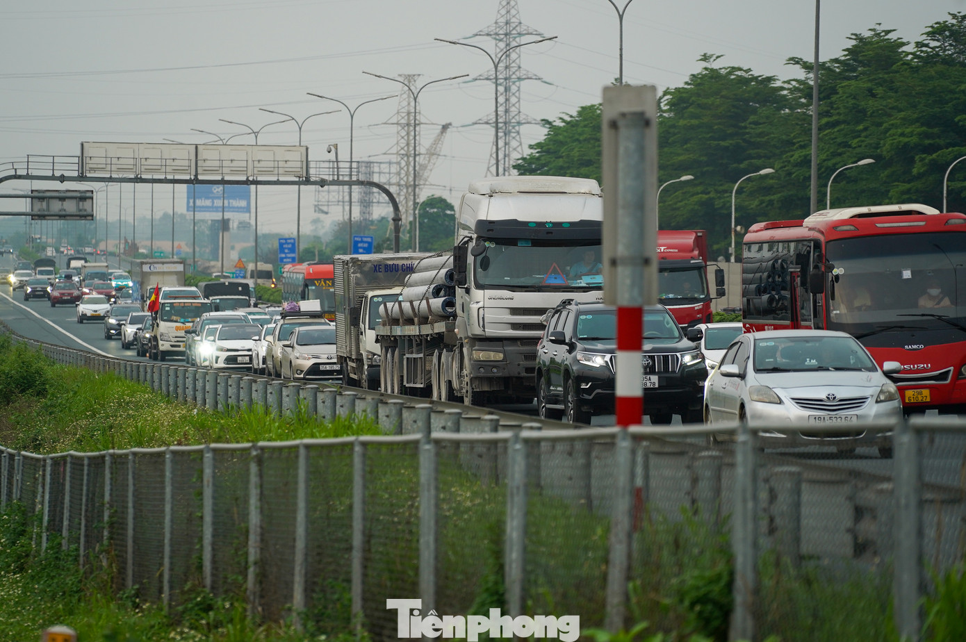 Từ đầu giờ chiều 4/5 - ngày cuối cùng kỳ nghỉ lễ 30/4 - 1/5, nhiều tuyến đường ở cửa ngõ phía Nam như: Cao tốc Pháp Vân - Cầu Giẽ, Ngọc Hồi, Đỗ Mười... đã bắt đầu đông đúc. Trên tuyến cao tốc Pháp Vân - Cầu Giẽ lưu lượng phương tiện tăng cao, nối đuôi nhau hướng vào trung tâm thành phố.