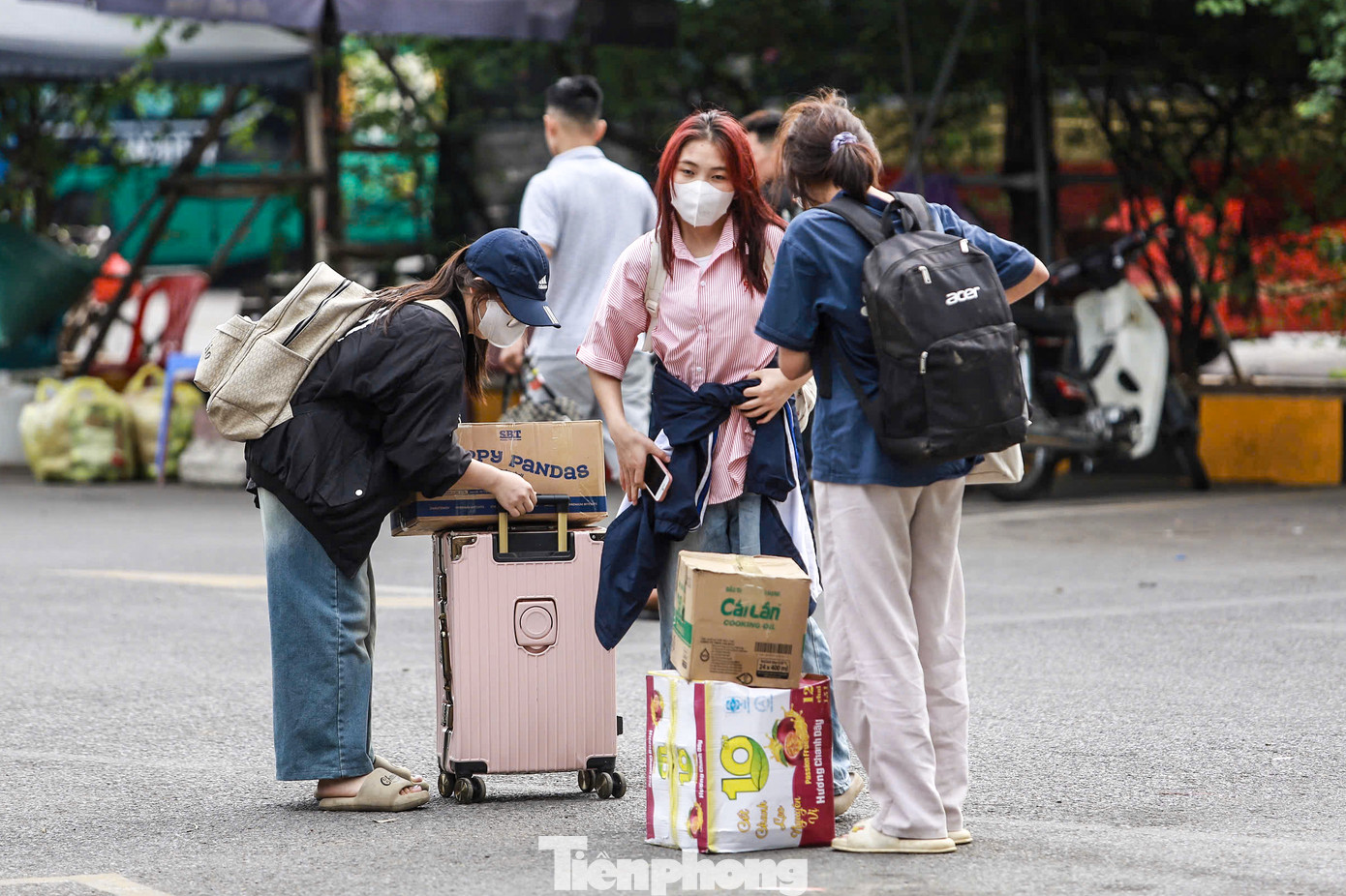 Sinh viên tất bật quay trở lại Thủ đô sau kỳ nghỉ kéo dài.