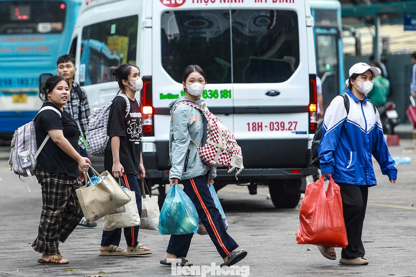 Sinh viên tất bật quay trở lại Thủ đô sau kỳ nghỉ kéo dài.