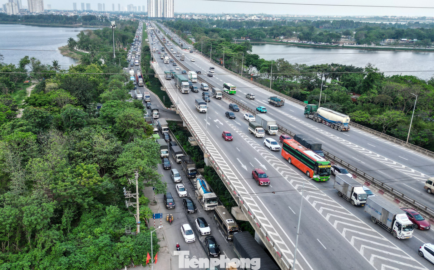 Tại khu vực đường Đỗ Mười (đoạn gần Bến xe Nước Ngầm), lưu lượng xe đông đúc từ trưa 4/5.