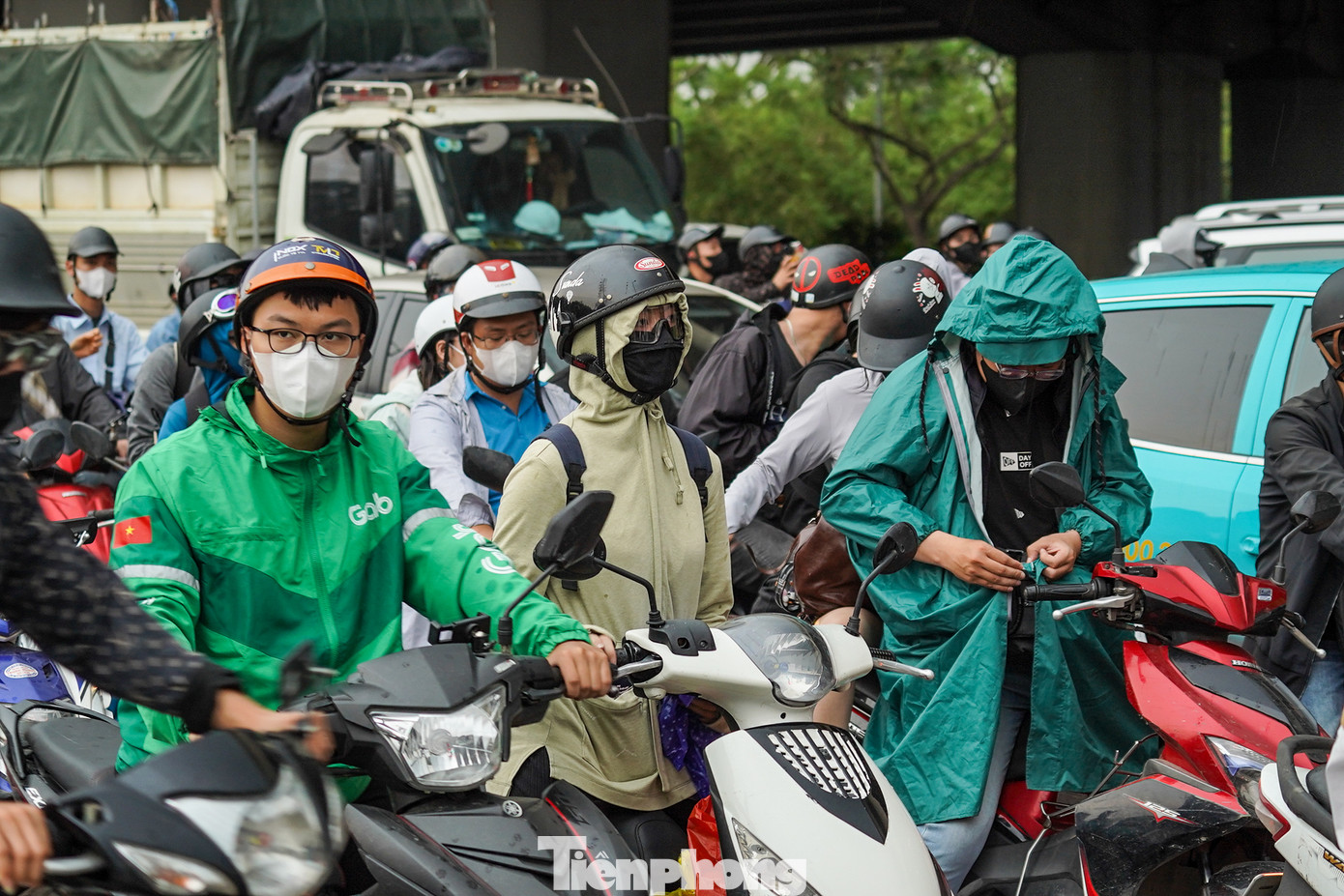 Cơn mưa bất chợt lúc 14h40 làm giảm đi cái oi bức đầu hè.