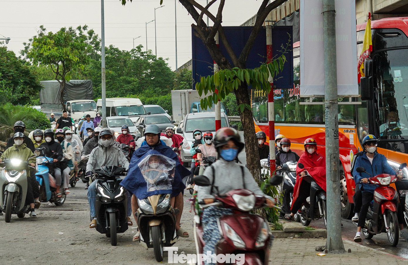 Lòng đường không còn chỗ, hàng trăm người điều khiển xe máy liều mình đi trên vỉa hè.