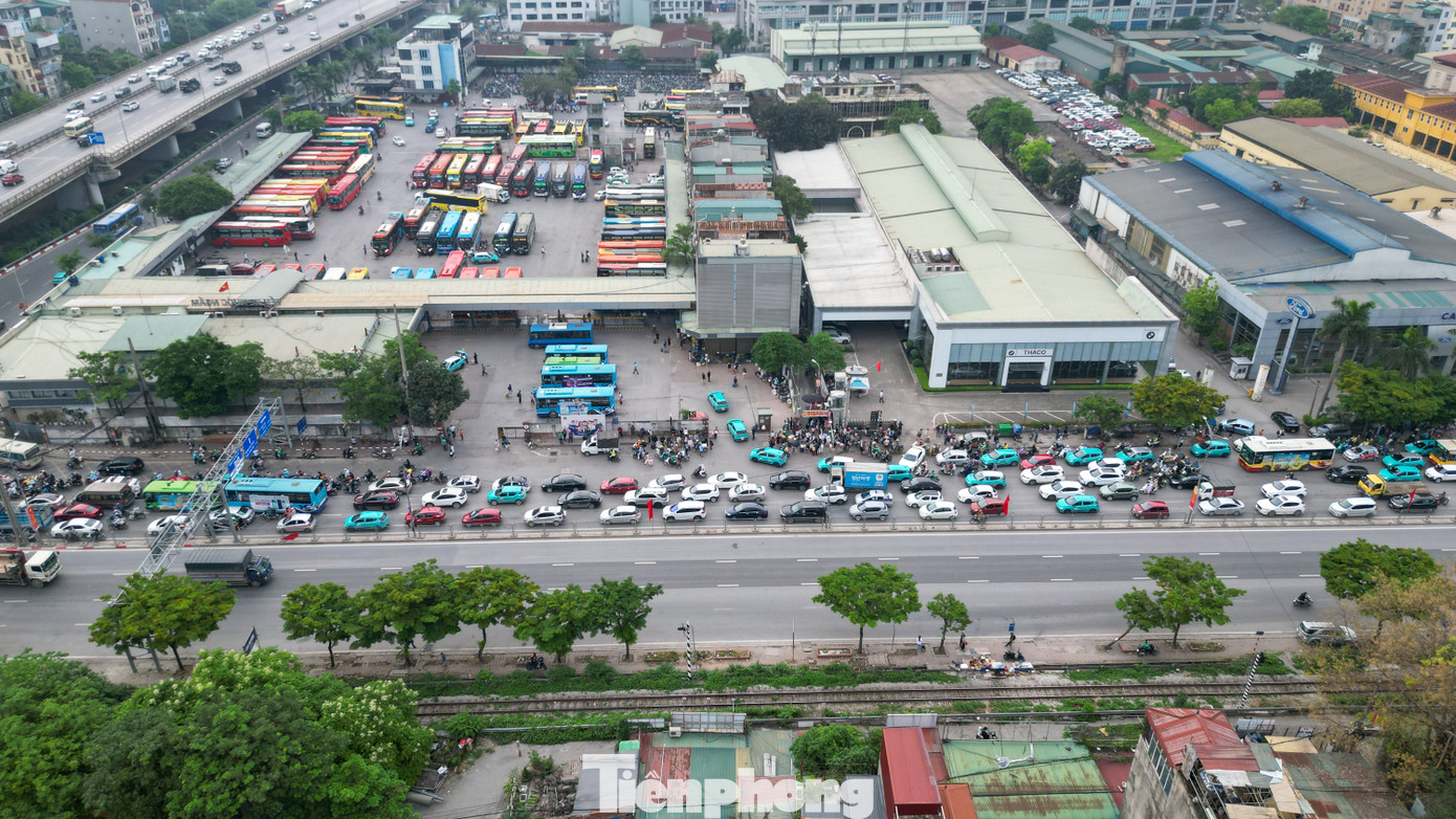 Khu vực đường Ngọc Hồi (trước cửa Bến xe Nước Ngầm) ùn tắc xảy ra liên tục vì mật độ tham gia giao thông đông, vì xe cộ ra vào bến liên tục.