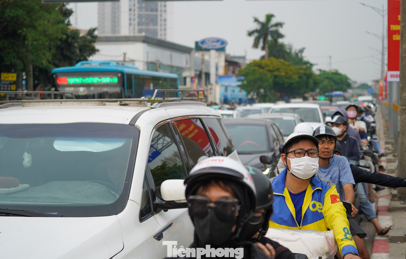 Ô tô, xe máy di chuyển khó khăn trên Quốc lộ 1, mặt đường không còn khe hẹp nào để có thể di chuyển.