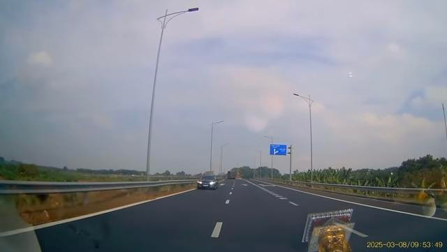 Chiếc ô tô đi ngược chiều còn nháy đèn ra hiệu cảnh báo các xe khác Chiếc ô tô đi ngược chiều còn nháy đèn ra hiệu cảnh báo các xe khác