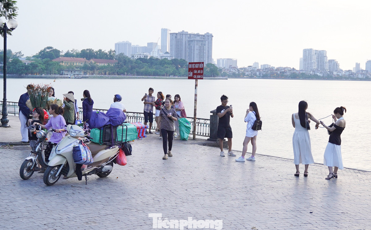 Khi tiết trời thu Hà Nội vào độ đẹp nhất, tại các cung đường ven Hồ Tây luôn chật kín người đến check-in, ngắm cảnh.