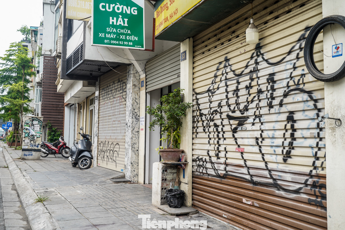 Loạt ô cửa hiệu bị những nét vẽ bôi bẩn trên đường Nghi Tàm.