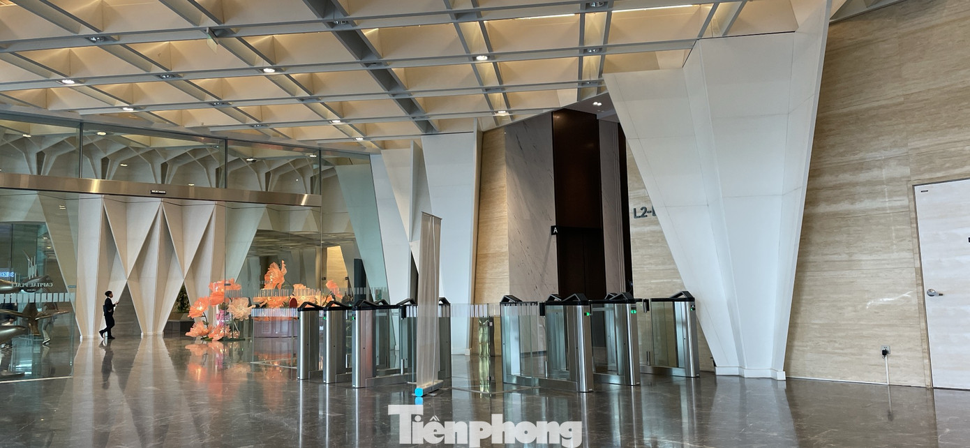 Toà nhà có hệ thống an ninh nghiêm ngặt, bảo vệ 24/7, cổng an ninh hiện đại, muốn ra vào, lên xuống các tầng phải có thẻ từ.