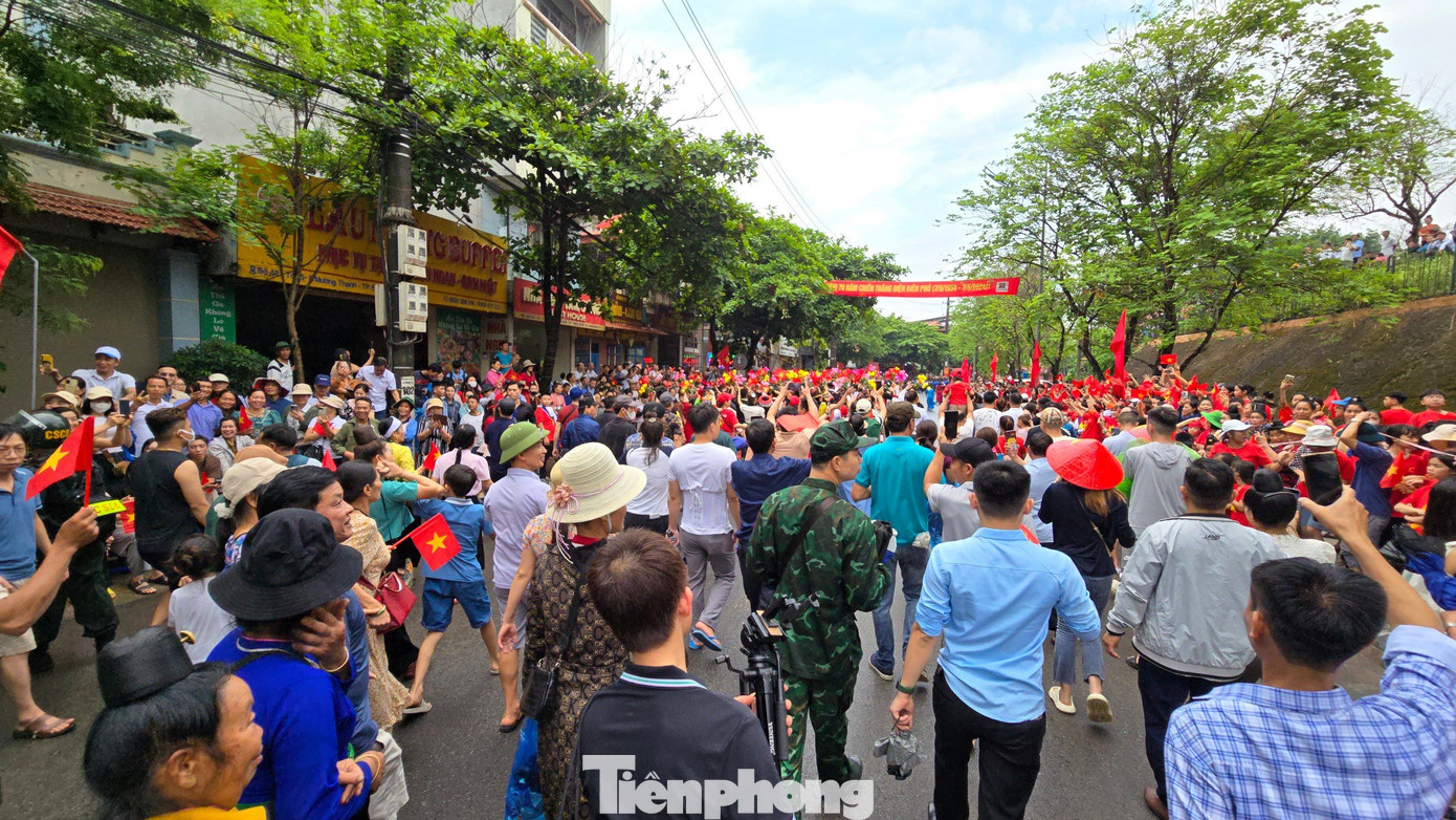 Sáng nay (7/5), ngay khi kết thúc buổi lễ diễu binh, diễu hành Kỷ niệm 70 năm Chiến thắng Điện Biên Phủ, người dân và du khách đã đổ về các khu du tích nổi tiếng để tiếp tục ôn lại những truyền thống tự hào của cha ông. Sáng nay (7/5), ngay khi kết thúc buổi lễ diễu binh, diễu hành Kỷ niệm 70 năm Chiến thắng Điện Biên Phủ, người dân và du khách đã đổ về các khu du tích nổi tiếng để tiếp tục ôn lại những truyền thống tự hào của cha ông.