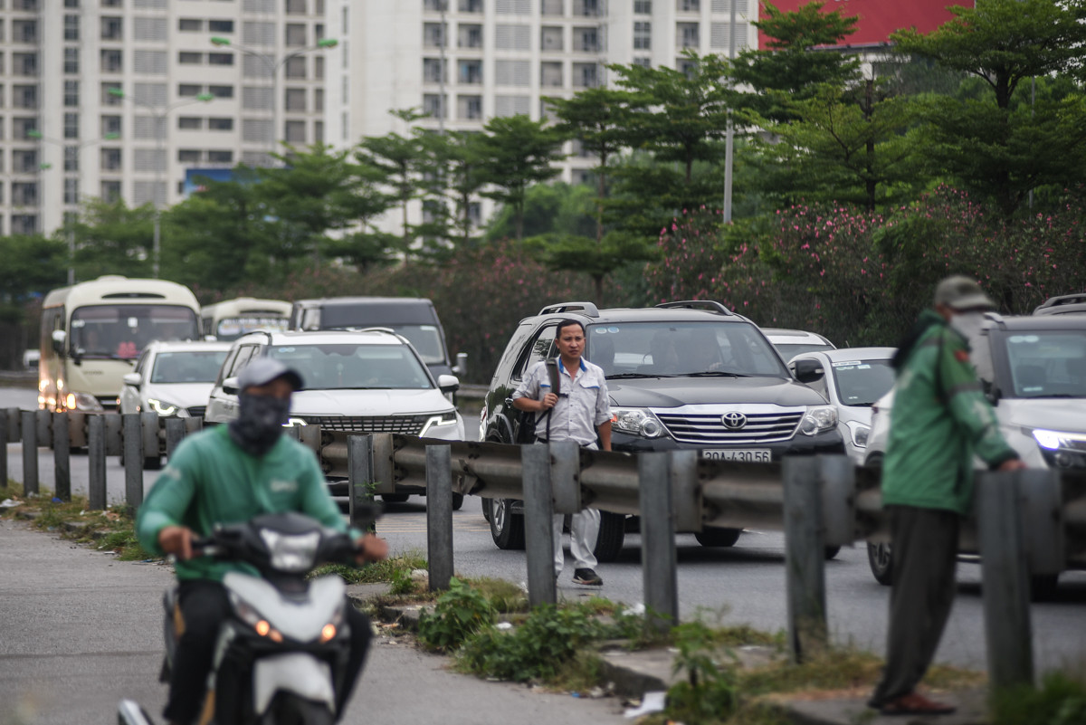 Sau đó tiếp tục đi đi bộ dưới lòng đường chờ người nhà ra đón hoặc bắt xe ôm về nhà. Sau đó tiếp tục đi đi bộ dưới lòng đường chờ người nhà ra đón hoặc bắt xe ôm về nhà.
