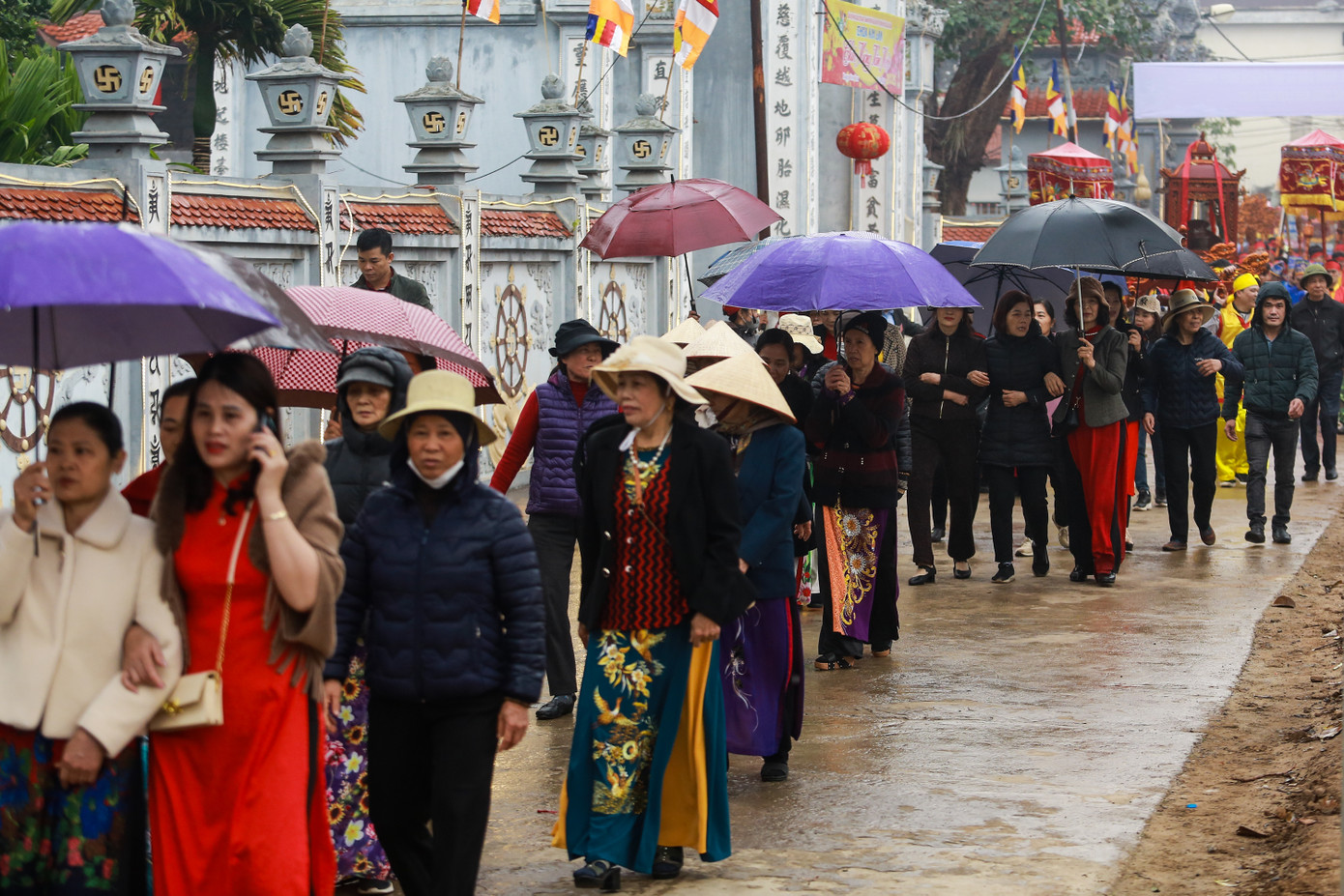 Thời tiết sáng nay có mưa phùn, gió lạnh nhưng vẫn thu hút đông đảo người dân và du khách tham gia đoàn rước lễ.