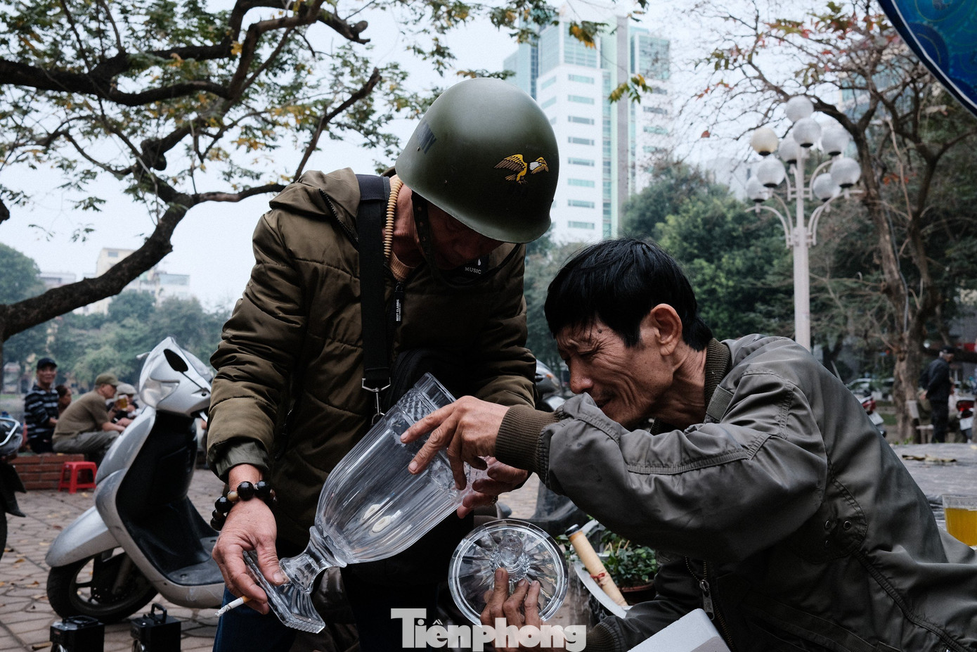 Dù nằm ở vị trí đắc địa, tuy nhiên xung quanh hồ Thiền Quang đang tồn tại một số bất cập, nhiều đoạn vỉa hè đã xuống cấp, trở thành nơi buôn bán của người dân.
