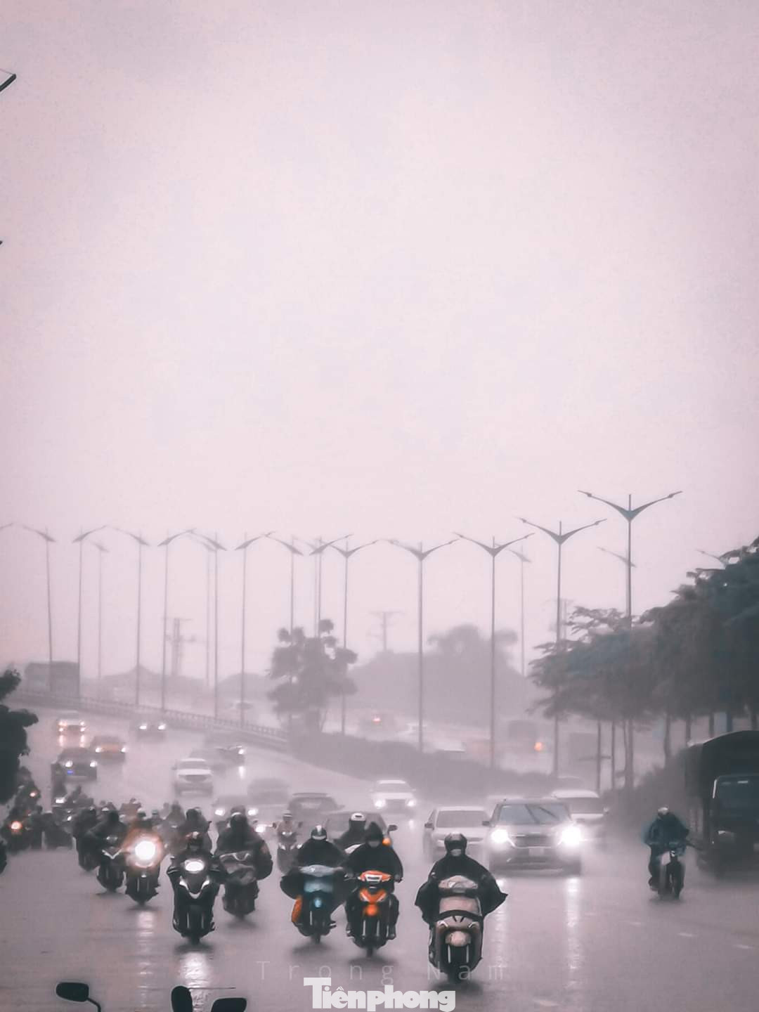 Khu vực Long Biên sáng nay mưa trắng xoá cả bầu trời. (Ảnh: Trọng Nam)