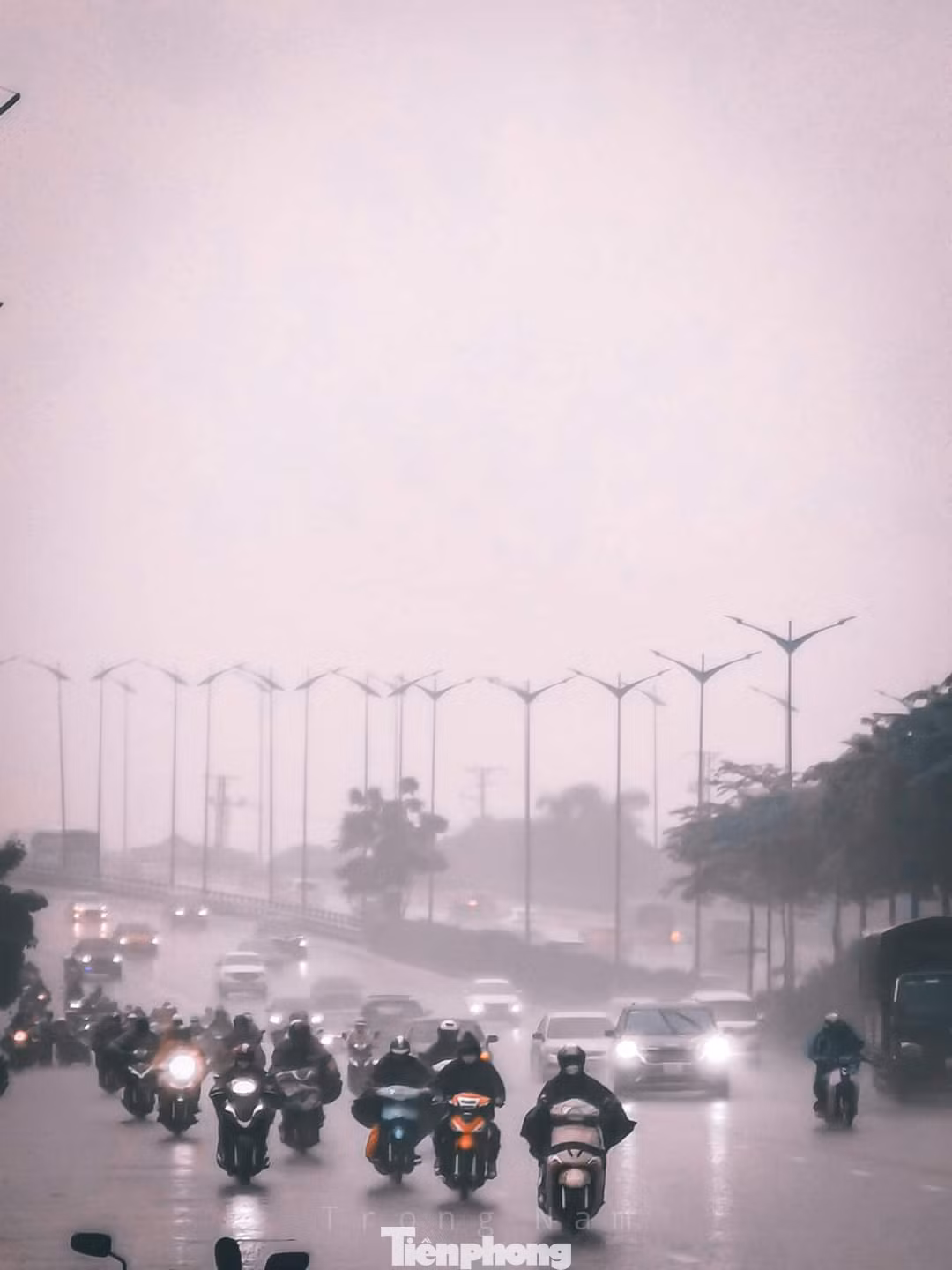 Khu vực Long Biên sáng nay mưa trắng xoá cả bầu trời. (Ảnh: Trọng Nam)