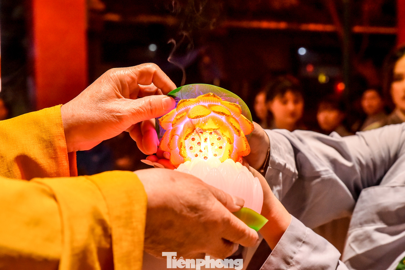 Sau nghi thức dâng hương lễ Phật, là nghi thức truyền đăng. Ánh sáng trí tuệ từ bàn tay Phật truyền từ Đại lão hoà thượng sang chủ trì chùa Bằng hoà thượng Thích Bảo Nghiêm, sau đó ánh sáng ấy được lần lượt trao đến cho hàng nghìn Phật tử.