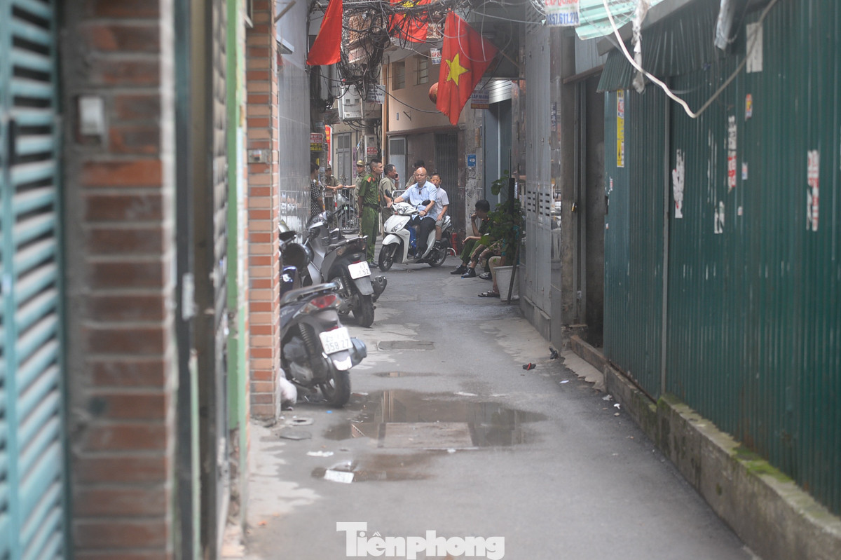 Diện tích mặt đường cũng chỉ vừa đủ 2 xe máy di chuyển.