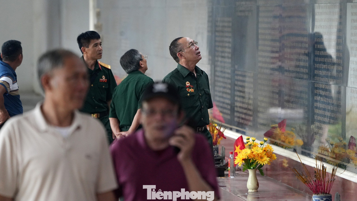 Nhiều người lính từng chiến đấu ở chiến trường khác nhau, không quản tuổi già cũng cố gắng có mặt tại đây. Nhiều người lính từng chiến đấu ở chiến trường khác nhau, không quản tuổi già cũng cố gắng có mặt tại đây.