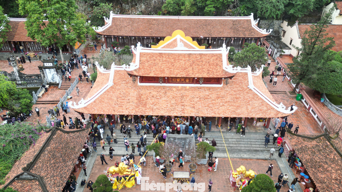 Chính điện chùa Hương sáng mùng 6 Âm lịch không quá đông người.