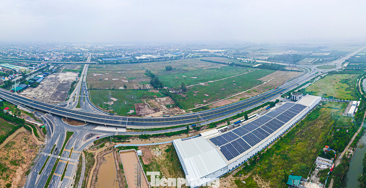 Toàn cảnh cầu vượt nằm cạnh vòng xuyến vào trạm thu phí cao tốc Hà Nội - Hải Phòng.