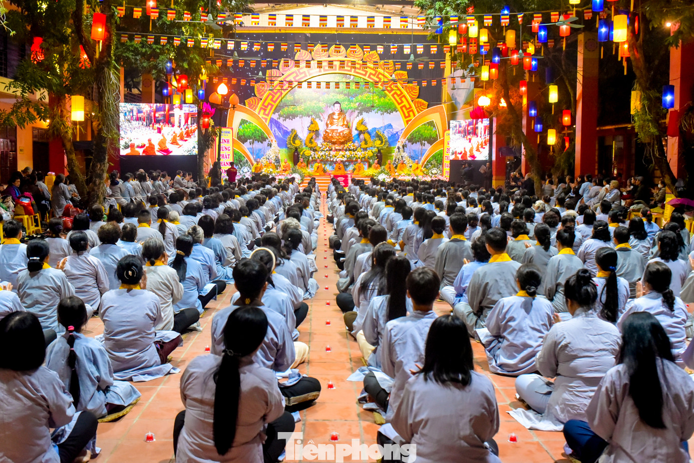 Nhân ngày Phật thành đạo, tất cả Tăng Ni, Phật tử tụ hội về chánh điện chùa Bằng tổ chức đêm hội hoa đăng.