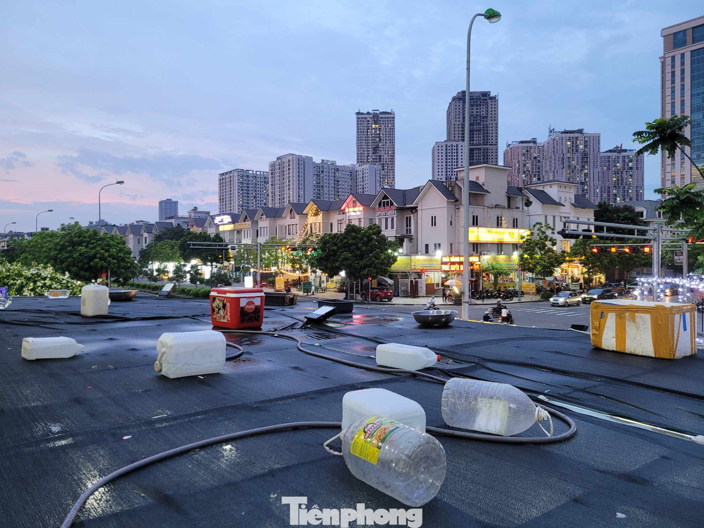 Mái nhà tại khu đô thị An Khánh được người dân gia cố bằng bao cát, đặt thùng nước hoặc bơm nước vào túi nilon rồi đặt lên