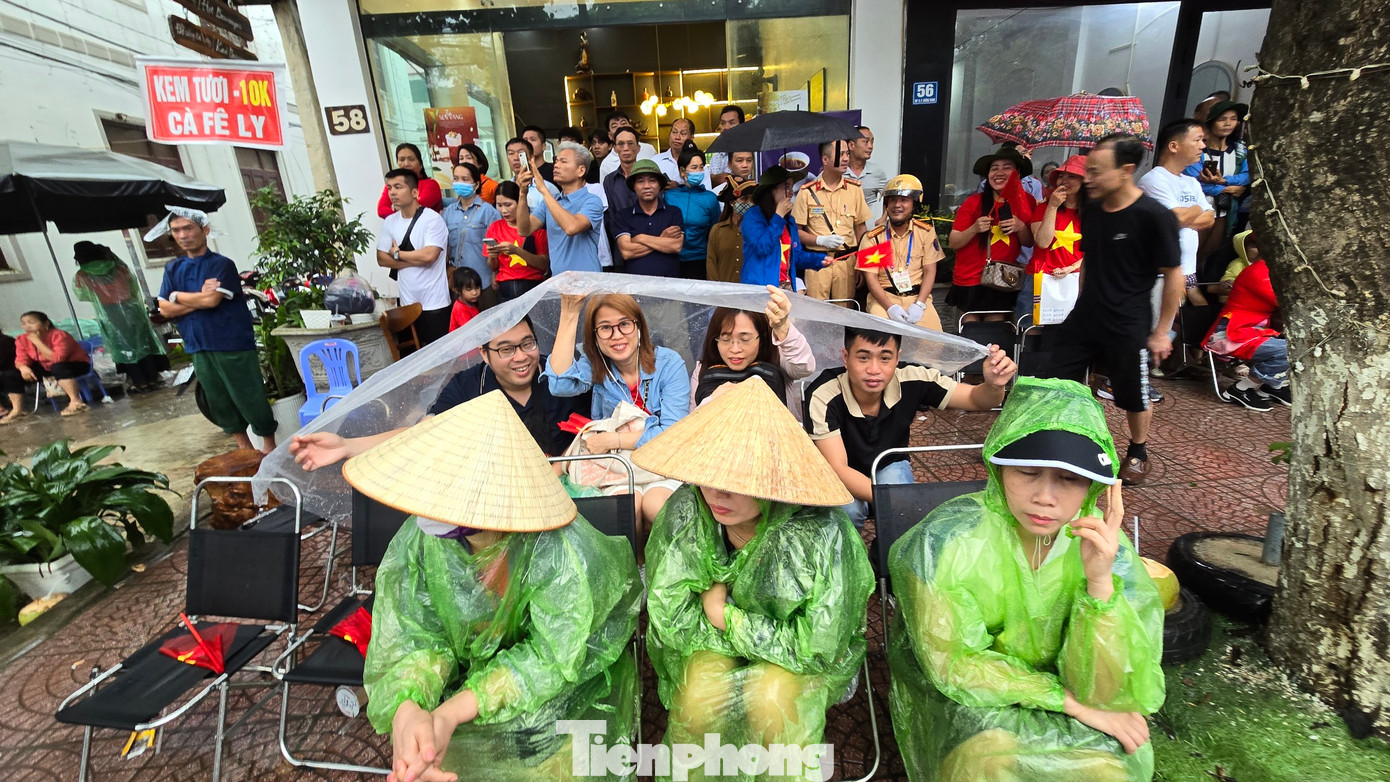 Ngoài đường, hàng vạn người dân đội mưa đón chờ màn diễu binh, diễu hành kỷ niệm 70 năm chiến thắng Điện Biên Phủ.