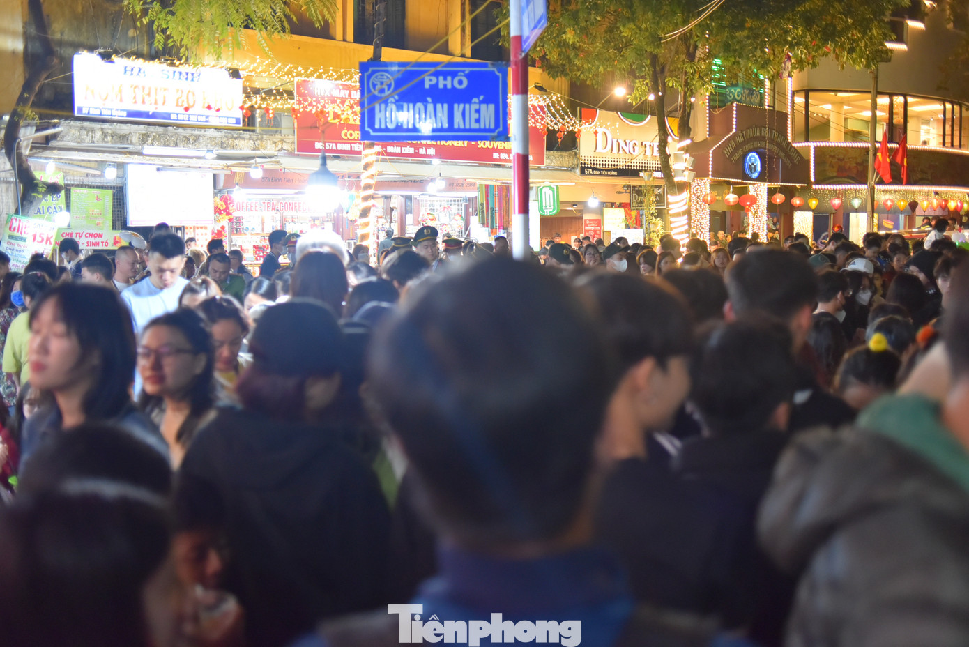 Lượng người đổ về khu vực Hồ Hoàn Kiếm rất đông, lực lượng chức năng phải túc trực để đảm bảo người dân vui chơi an toàn, không xảy ra lộn xộn.