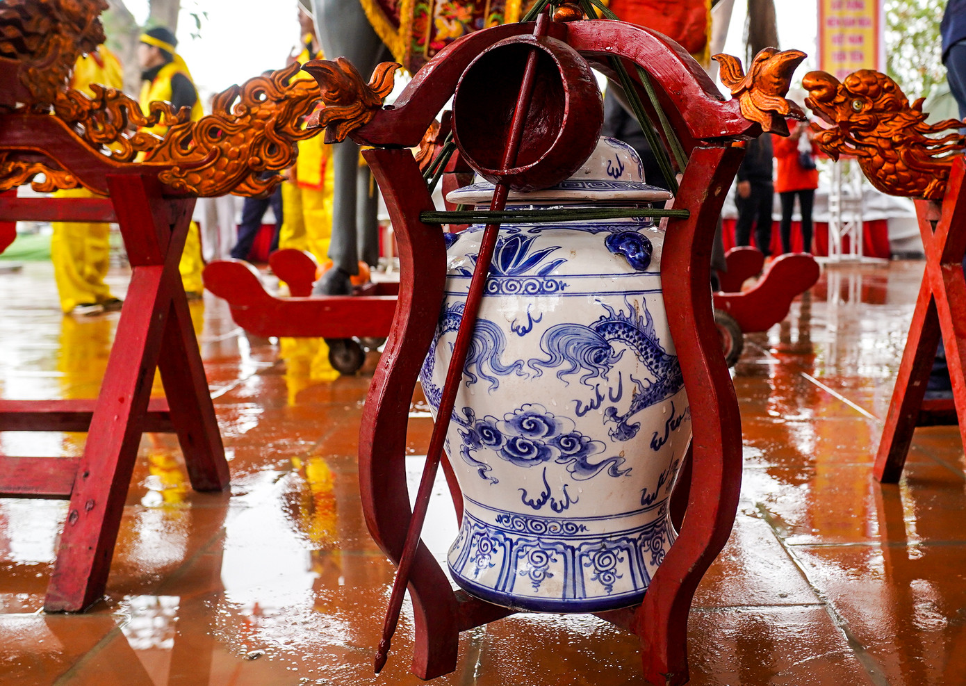 Sau khi hoàn thành các nghi lễ, phần nước còn lại trong chóe sẽ được làng bảo quản cẩn thận, sử dụng làm nước thờ cúng trong cả năm. Nước này mang ý nghĩa linh thiêng và được xem là biểu tượng của sự kết nối giữa con người và các vị thần, vì vậy nó sẽ được gìn giữ và sử dụng trong các dịp lễ tết và những buổi cúng bái quan trọng", đại diện Ban tổ chức cho hay.