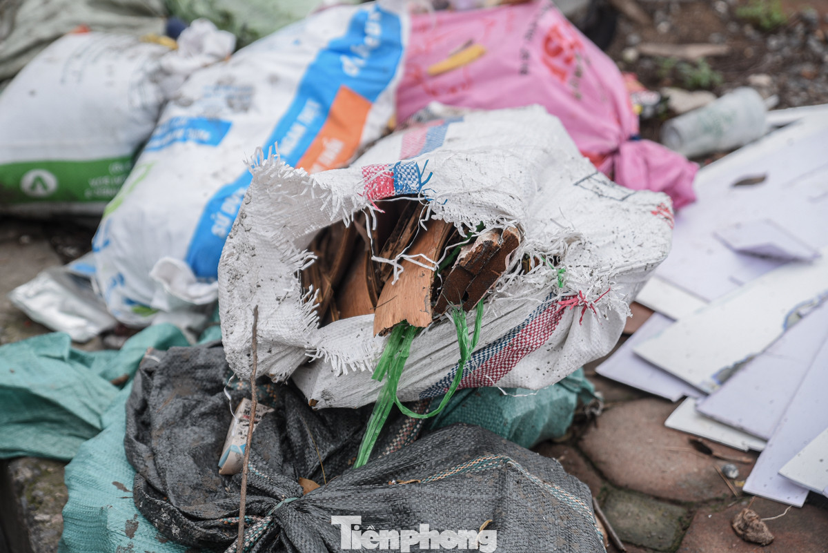 Đường Nguyễn Ngọc Vũ (quận Cầu Giấy) nhếch nhác vì rác thải.