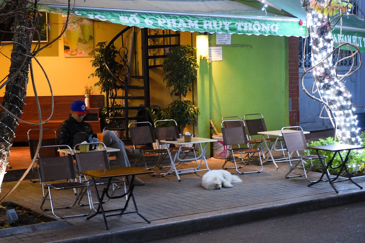 Hàng loạt quán cà phê bày biện bàn ghế, nhưng cũng chỉ lác đác vài người ngồi. "Tuyến phố không có hoạt động vui chơi giải trí nào nên không thu hút. Cuối tuần còn vắng hơn ngày thường do mọi người ngại gửi xe", chủ một tiệm cà phê chia sẻ. Hàng loạt quán cà phê bày biện bàn ghế, nhưng cũng chỉ lác đác vài người ngồi. "Tuyến phố không có hoạt động vui chơi giải trí nào nên không thu hút. Cuối tuần còn vắng hơn ngày thường do mọi người ngại gửi xe", chủ một tiệm cà phê chia sẻ.