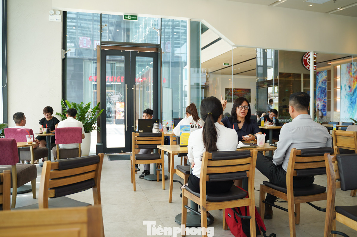 Nhiệt độ bên ngoài oi bức, nhiều người chọn đến quán cà phê có máy lạnh để vừa làm việc, vừa tránh nóng.