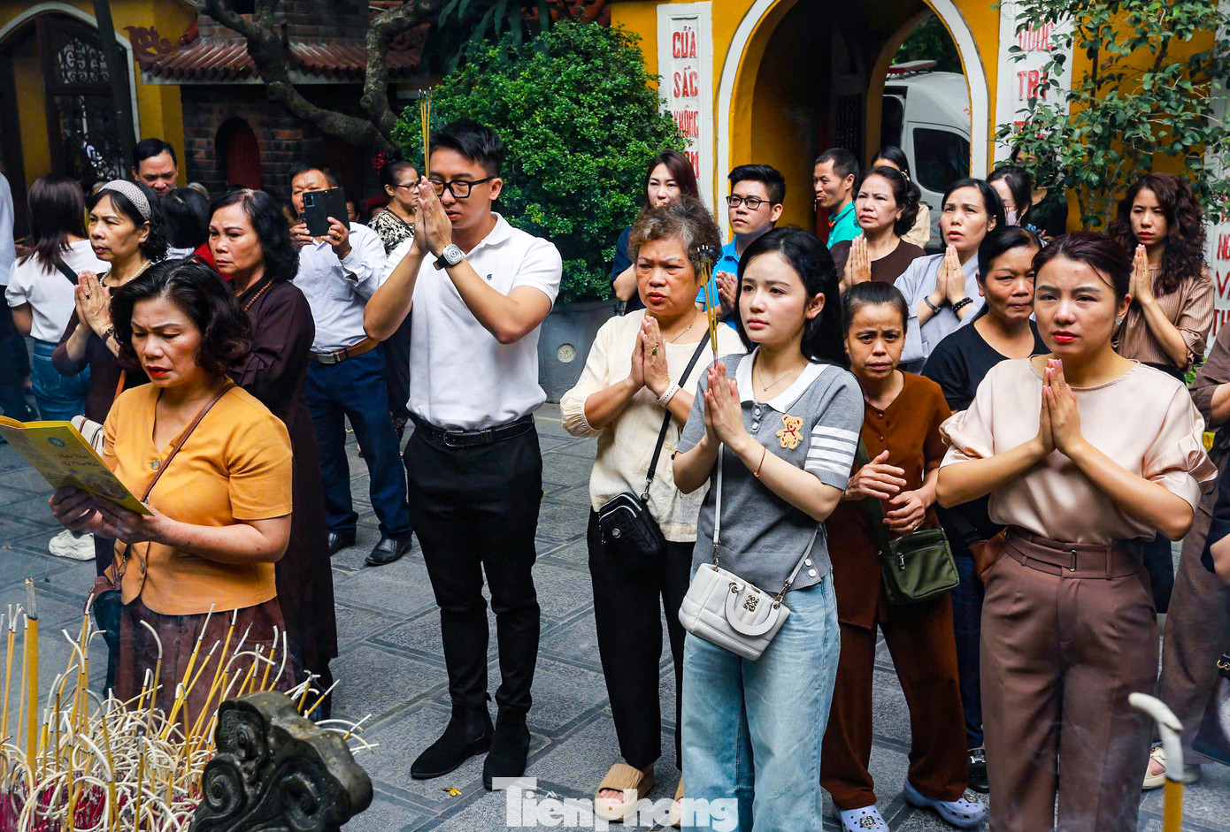 Từ sáng 12/5 (tức 15/4 Âm lịch), đông đảo người dân và Phật tử xếp hàng vào chùa Quán Sứ để dâng hương, đảnh lễ nhân ngày Phật đản sinh.