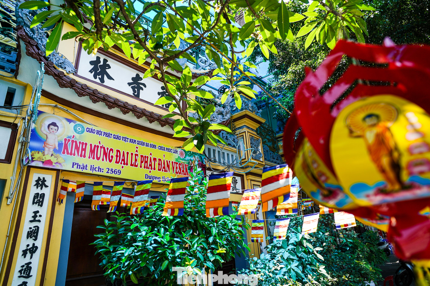 Tại chùa Phúc Lâm (quận Ba Đình), trước cổng chùa được trang trí hoa đăng, đèn lồng, băng rôn, cờ phướn...