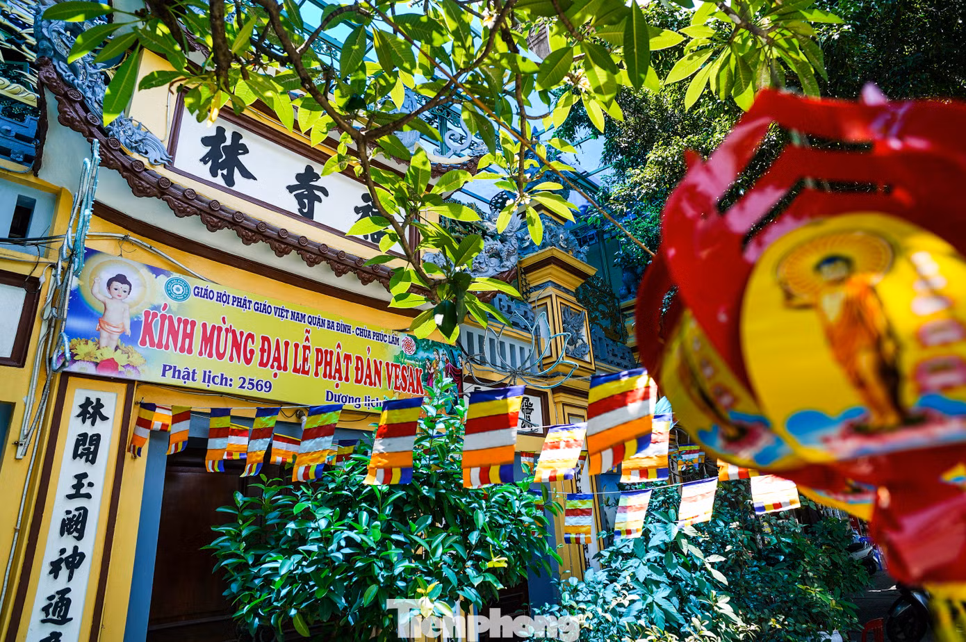 Tại chùa Phúc Lâm (quận Ba Đình), trước cổng chùa được trang trí hoa đăng, đèn lồng, băng rôn, cờ phướn...