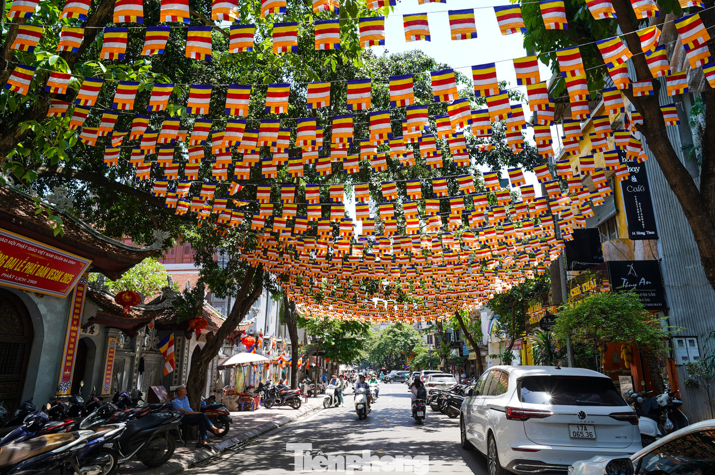 Rừng cờ trước cổng chùa Hòe Nhai trên phố Hàng Than.