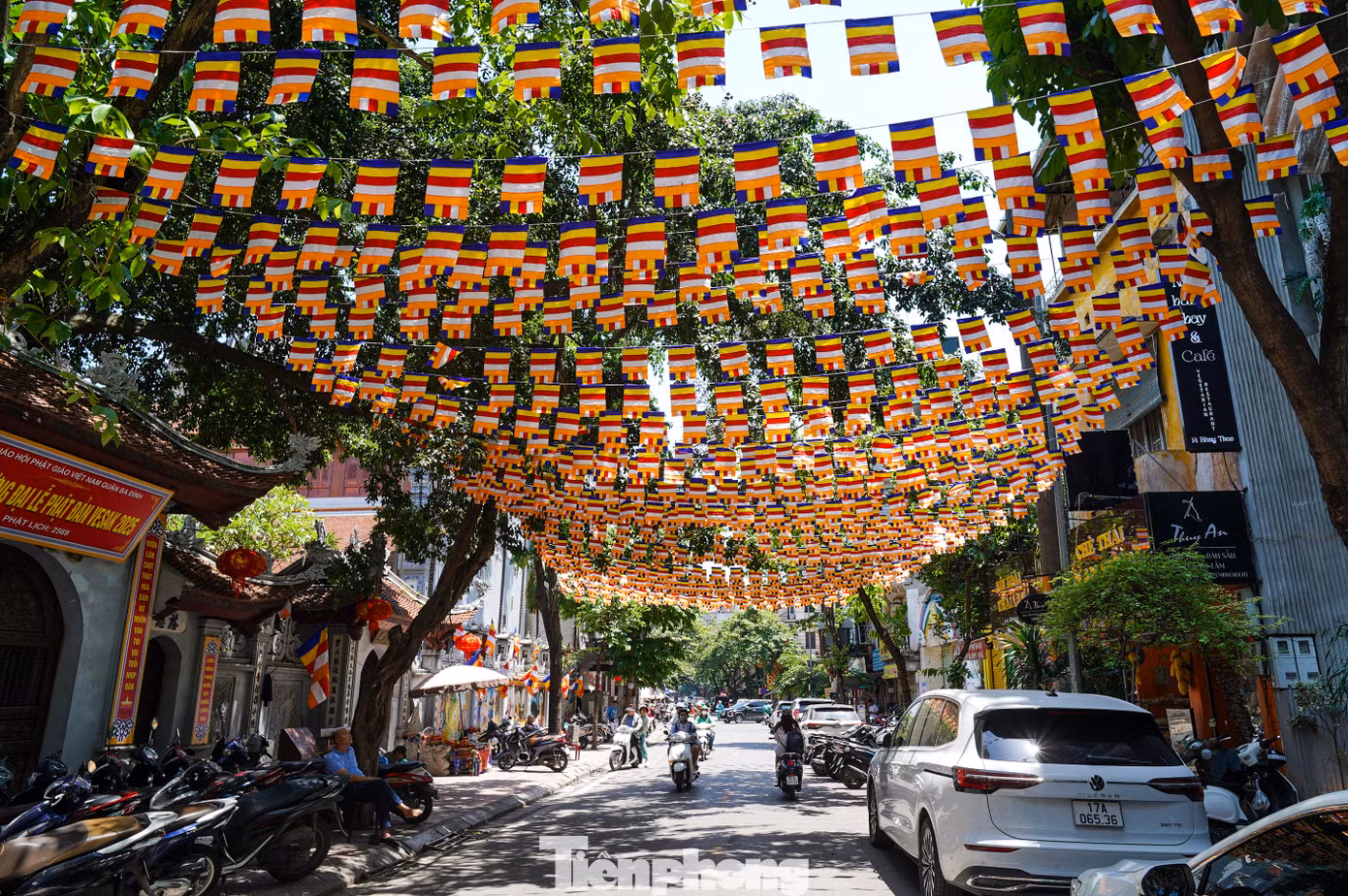 Rừng cờ trước cổng chùa Hòe Nhai trên phố Hàng Than.