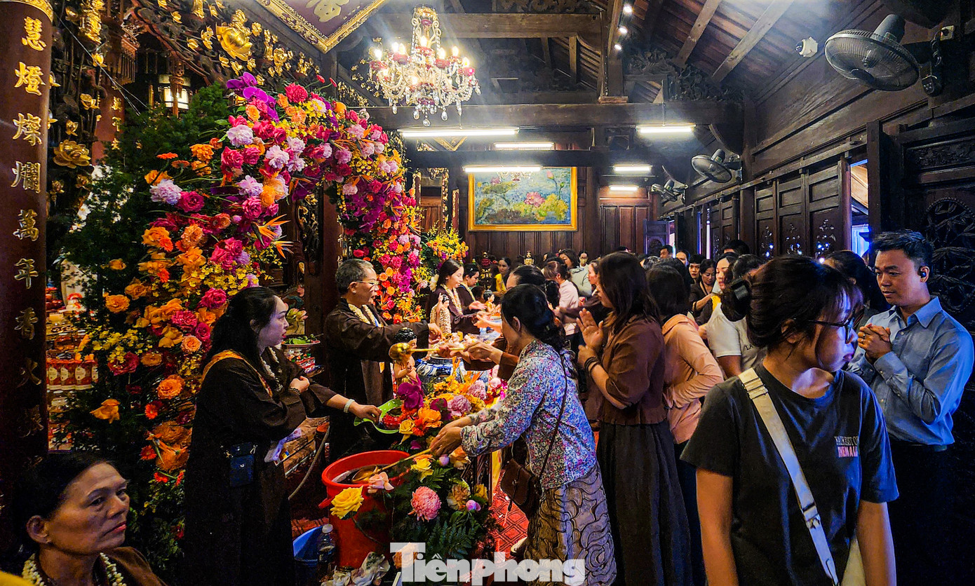 Hàng trăm Phật tử trang nghiêm thực hiện nghi thức tắm Phật truyền thống tại chính điện.