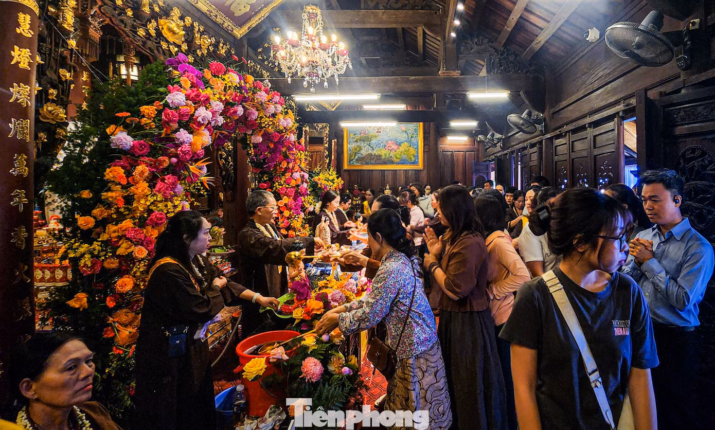 Hàng trăm Phật tử trang nghiêm thực hiện nghi thức tắm Phật truyền thống tại chính điện.
