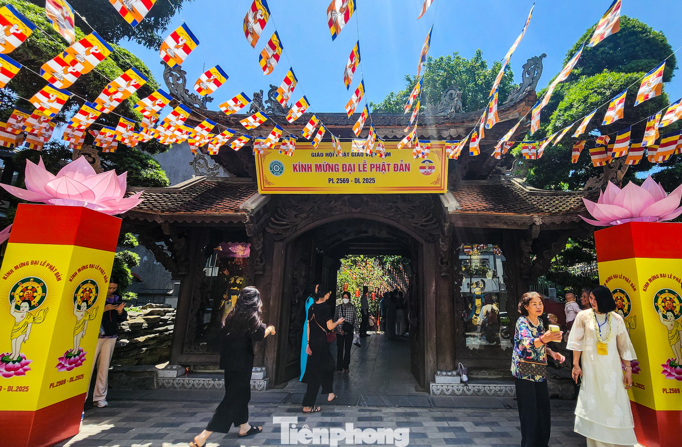 Tại chùa Vạn Niên (quận Tây Hồ), sáng 12/5, đông đảo người dân và Phật tử đến chiêm bái, thành kính chào mừng Đại lễ Phật đản.