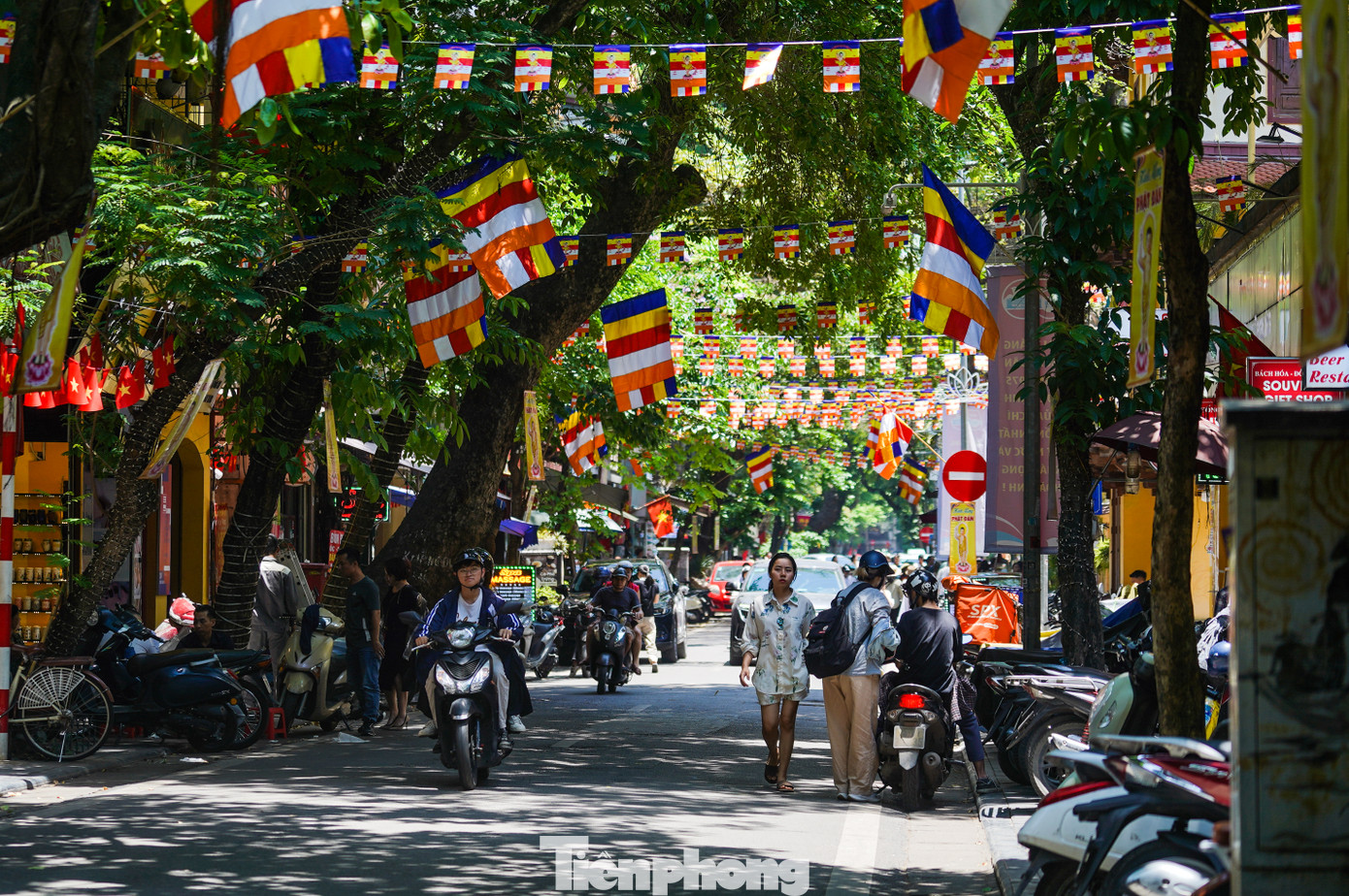 Trên nhiều tuyến đường, con phố ở Hà Nội được trang hoàng đầy màu sắc.