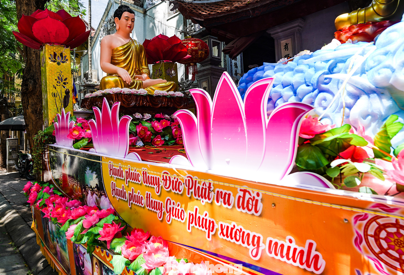 Phía ngoài cổng chùa Hoè Nhai, xe hoa diễu hành mừng đại lễ Phật đản nổi bật với tượng Phật trên đài sen.